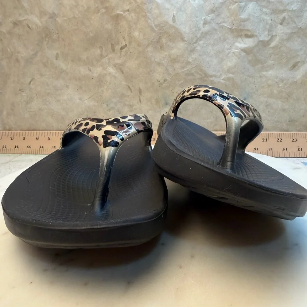 OOFOS Women's size 10 Leopard Sandals - Picture 3 of 6